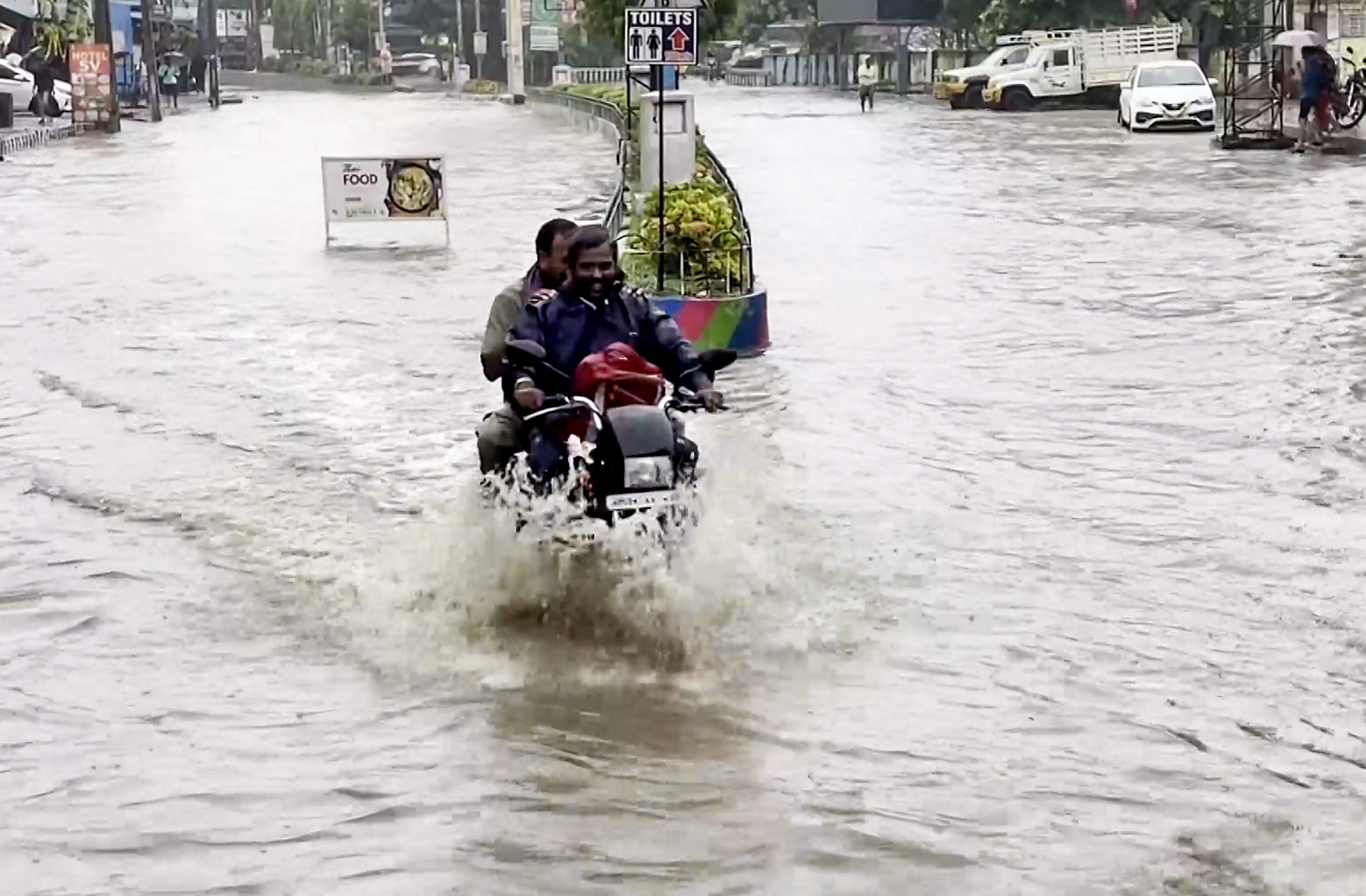 आंध्र प्रदेश के तिरुपति जिले में बुधवार को हुई तेज बारिश से सड़कों पर पानी भरा।