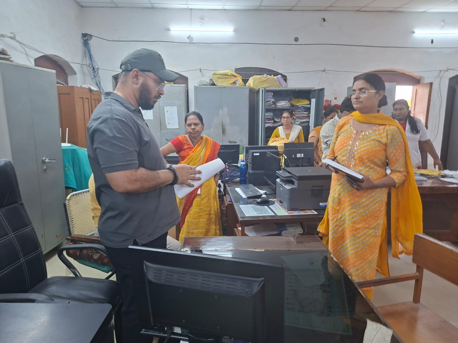 छापामार कार्रवाई के दौरान अकाउंट शाखा के कर्मचारियों से पूछताछ करते EOW के कर्मचारी।