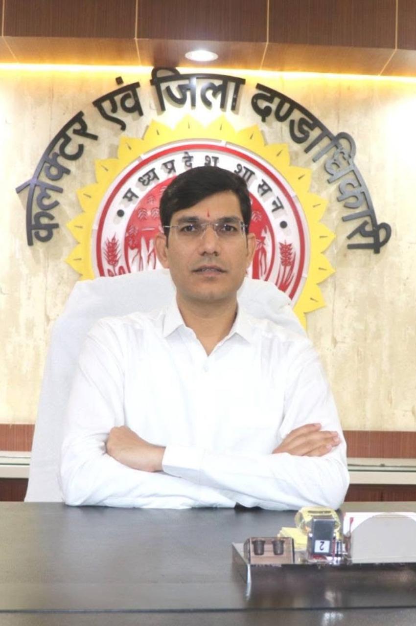 कलेक्टर लोकेश कुमार रामचंद्र जांगिड़
