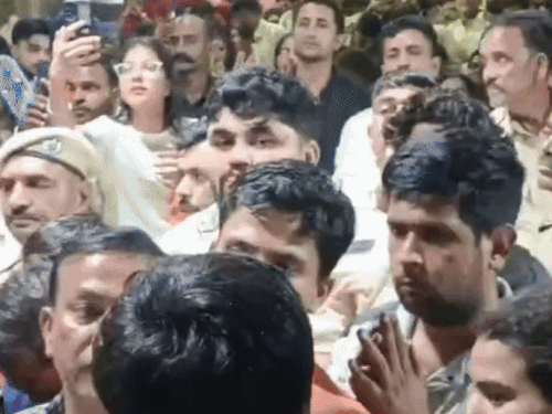 देर रात तक मंदिर में रही भक्तों की भीड़।