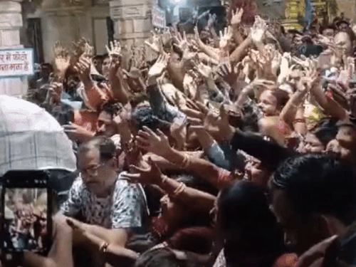 मालपूए लुटाने की अनोखी परंपरा चली आ रही है।