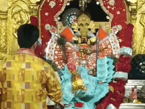 ठाकुर जी की रात को हुई विशेष आरती।