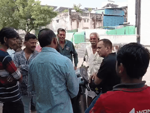 घटना के बाद परिजन हॉस्पिटल पहुंचे। इस दौरान परिजनों ने डॉक्टर से बातचीत कर घटना की जानकारी ली।