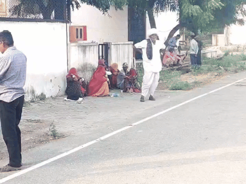 मृतक के परिजन ने ससुराल पक्ष पर संदेह जताते हुए कार्रवाई की मांग की है।