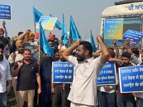 लुधियाना में हाईवे जाम कर नारेबाजी करते कर्मचारी।