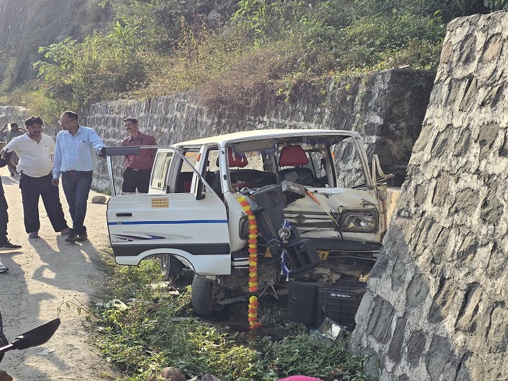 कांगड़ा बाइपास में दीवार से टकराने के बाद क्षतिग्रस्त वैन।