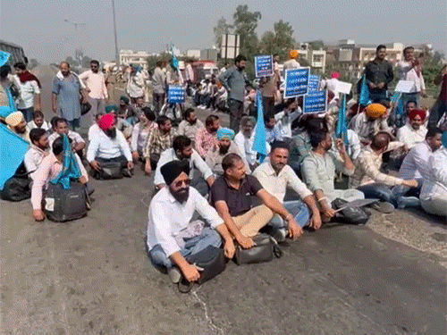 लुधियाना में नेशनल हाईवे जाम कर बैठे कर्मचारी।