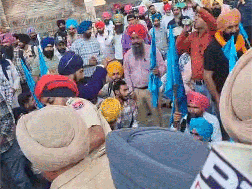 अमृतसर में पुलिस और कर्मचारियों के बीच धक्कामुक्की हुई।