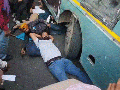 पंजाब में रोडवेज कर्मचारियों का चक्का जाम, लुधियाना में नेशनल हाईवे जाम करते कर्मचारी, अमृतसर में बस के नीचे लेटकर प्रदर्शन। - Dainik Bhaskar