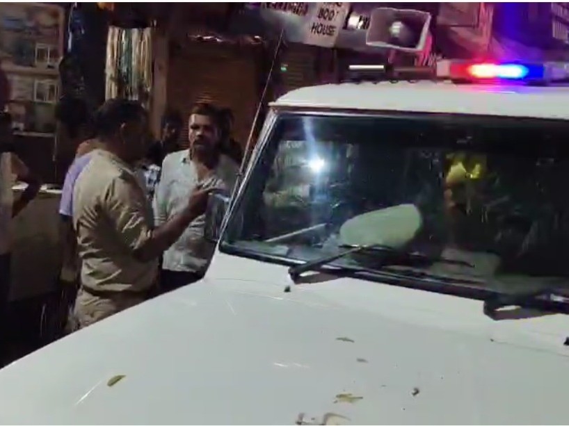 मारपीट की सूचना मिलते ही पुलिस भी मौके पर पहुंच गई।