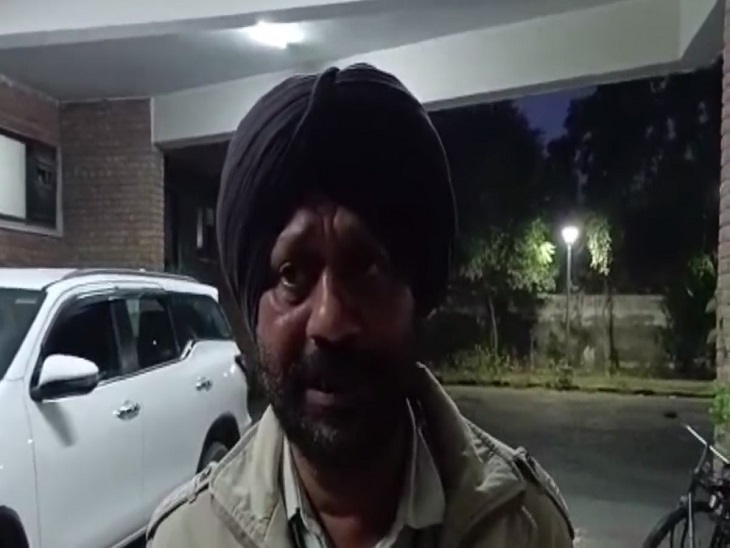 सरपंच के पति प्रितपाल कुमार का आरोप है कि घुद्दा गांव के लिए जारी हुई 25 लाख रु. की ग्रांट देने के बदले विधायक ने रिश्वत मांगी थी