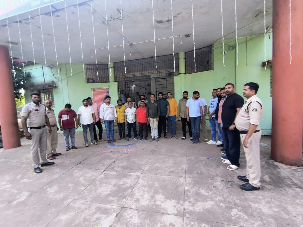 पुलिस ने 18 जुआरियों को गिरफ्तार किया है।