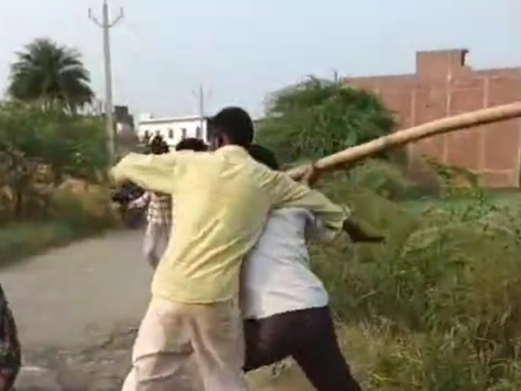 Video of a fight between two parties in Etah | एटा में दो पक्षों में ...