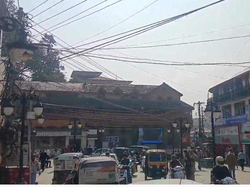 चौराहों पर भी तारों के जाल से कभी कभी हो सकता है हादसा