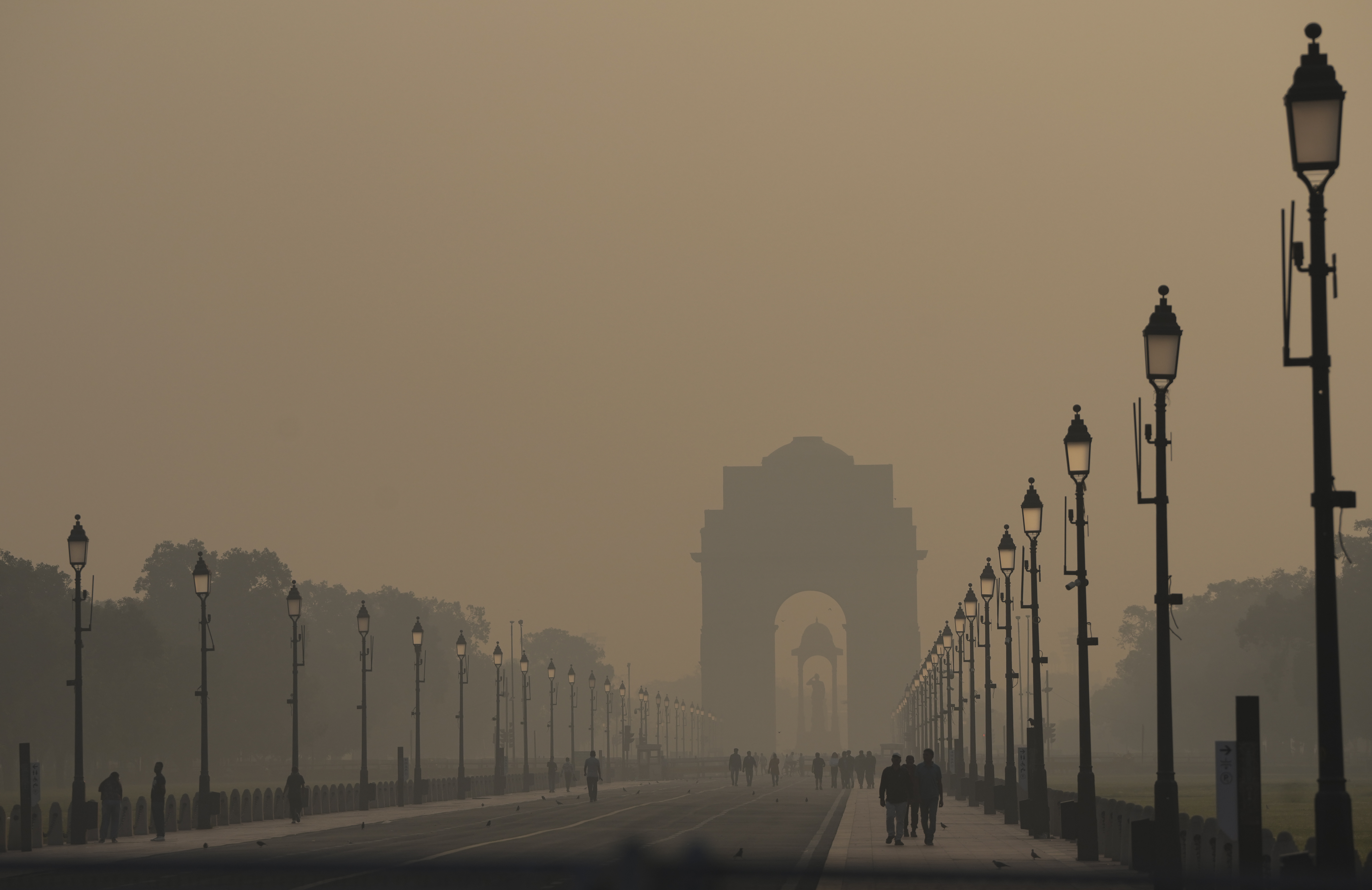 इंडिया गेट पर गुरुवार की सुबह स्मॉग छाया रहा।