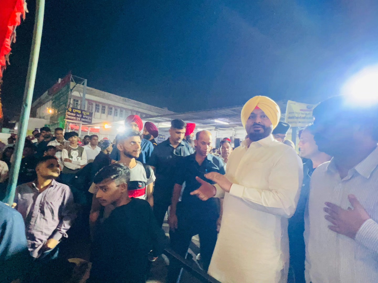 रेलवे स्टेशन पर जायजा लेते हुए बिट्‌टू