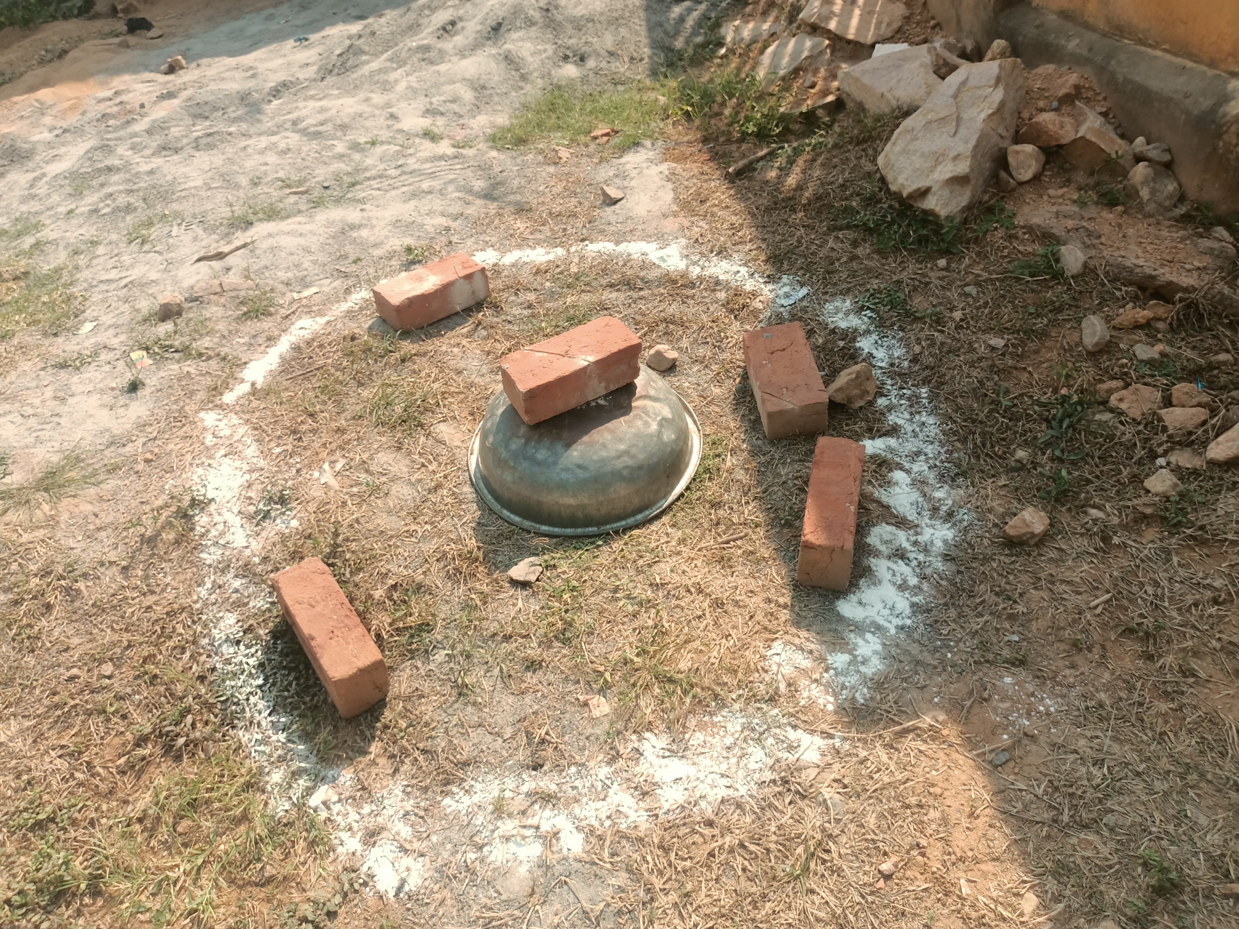 वारदात की जगह से 200 मीटर दूर पुलिस को खाली कारतूस का खोल मिला है।