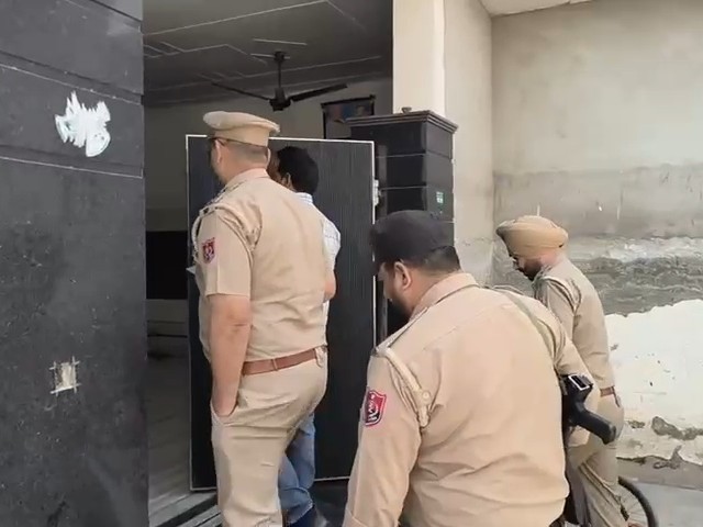 फाजिल्का में पुलिस की हॉटस्पॉट इलाकों में रेड:  नशे के खिलाफ ऑपरेशन कांसो; भारी पुलिस फोर्स के साथ पहुंचे अधिकारी, कई घरों में जांच, मोबाइल-वाहन जब्त – Fazilka News