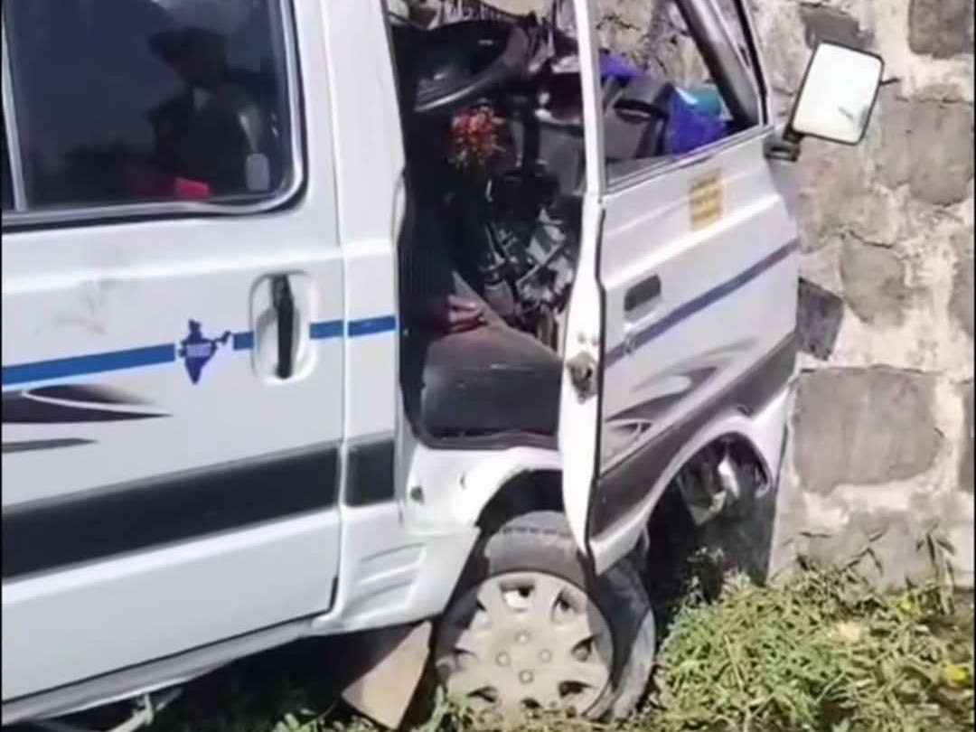 कांगड़ा में दुर्घटनाग्रस्त वैन जिसमे दंपत्ति की मौत हो गई।