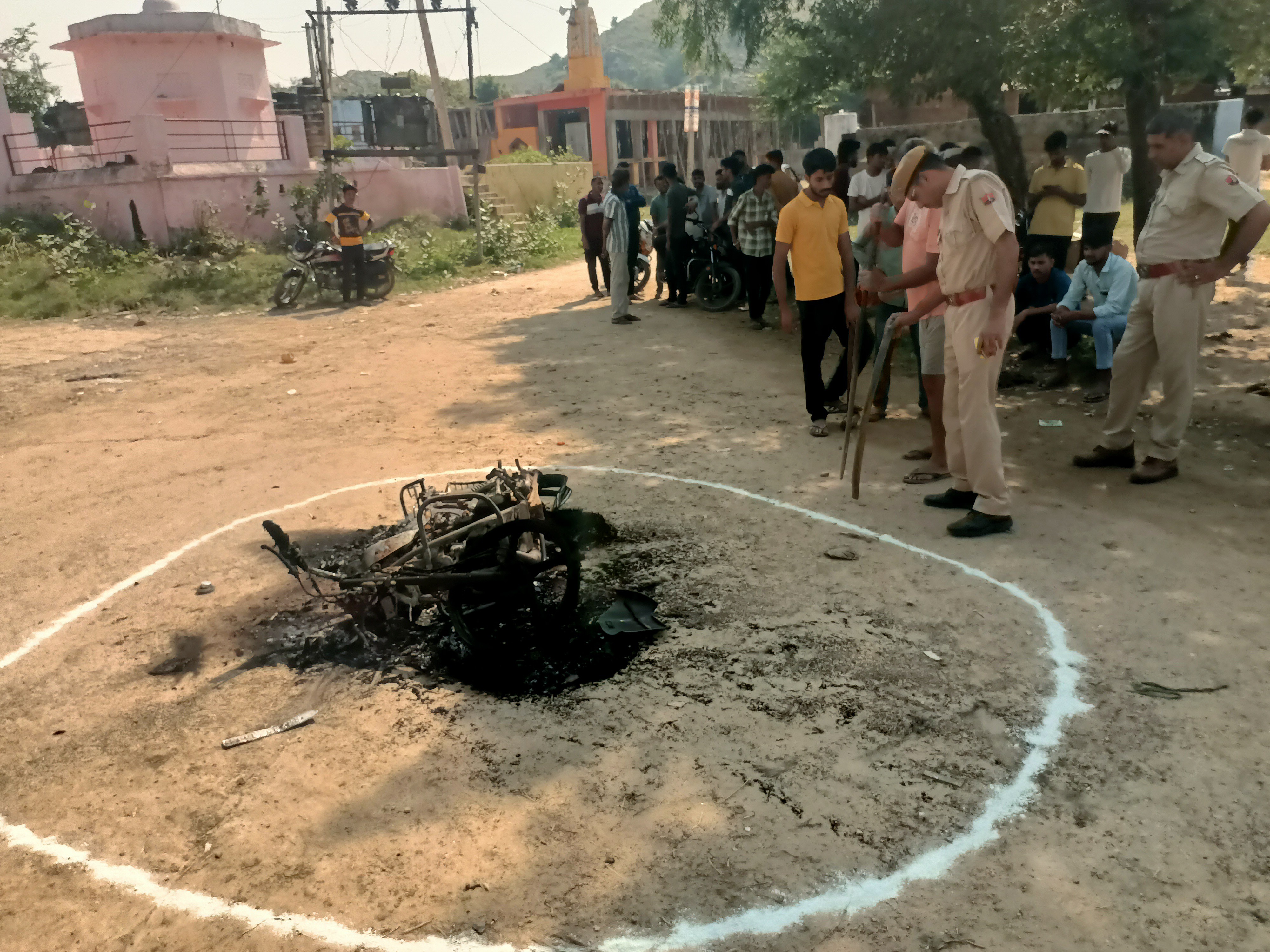 भागने के दौरान एक बाइक फिसलकर गिर गई। जिसमें आग लग गई।