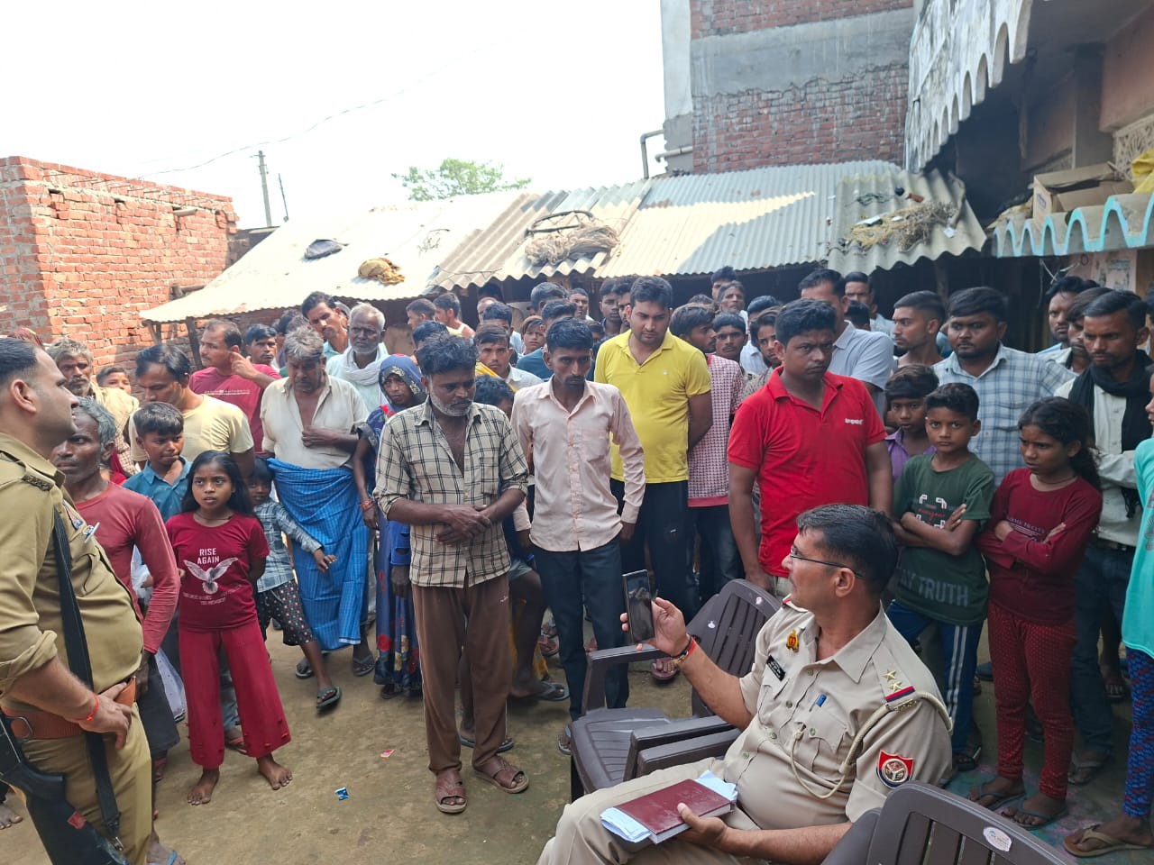 मौके पर पहुंची पुलिस लोगों से पूछताछ करती हुई।
