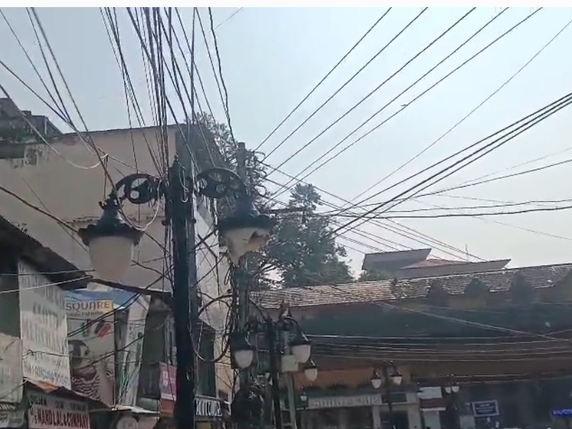 घर की छतों के पास फैले तारों का जाल