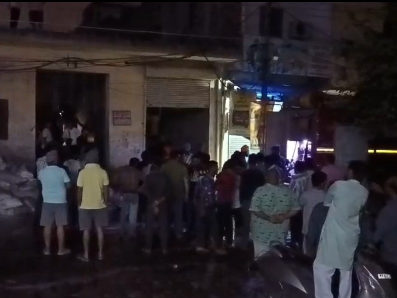 चप्पल फैक्ट्री में आग की वारदात के बाद मौके पर जमा लोग।