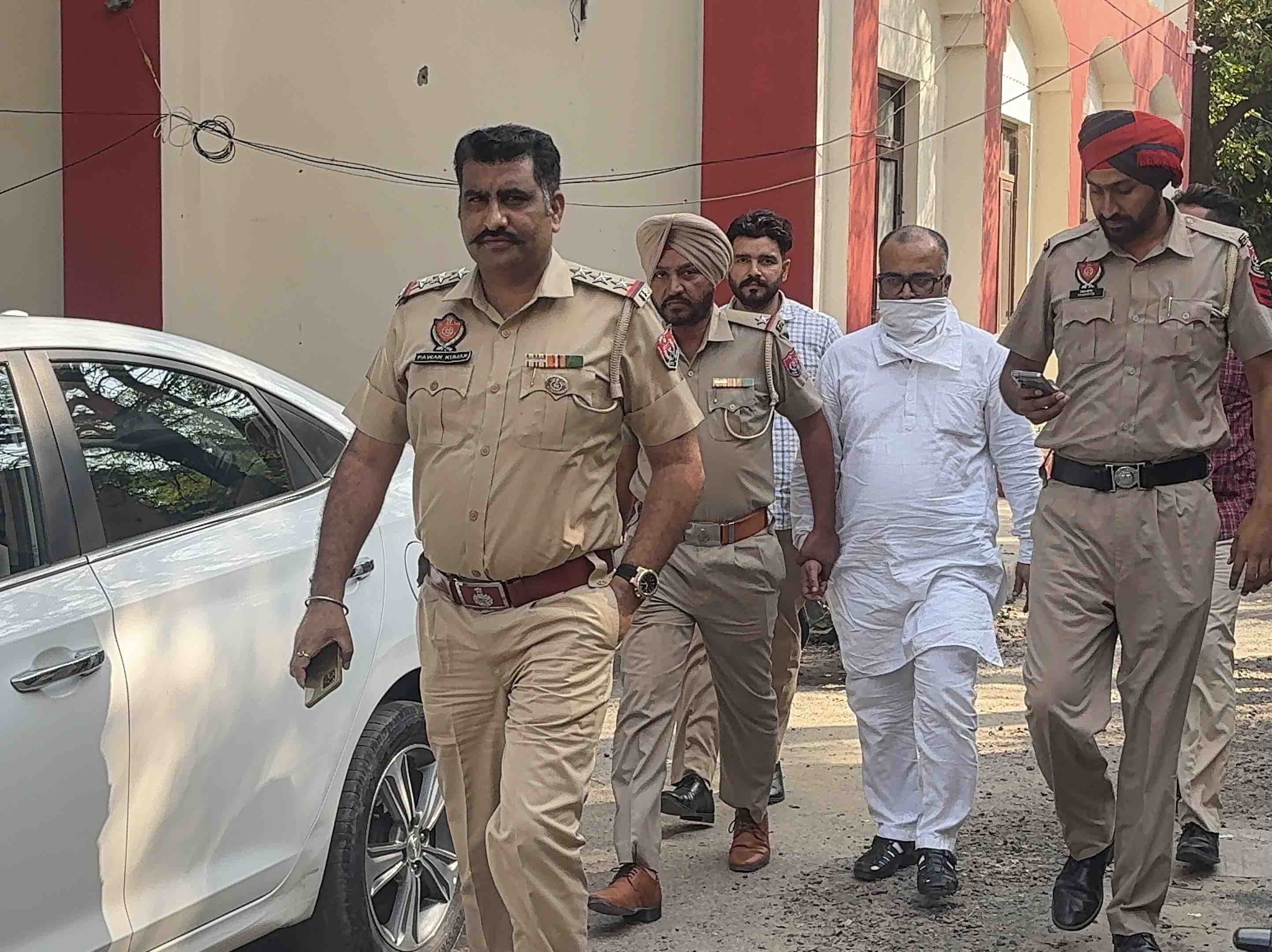 नवीन चतुर्वेदी को कोर्ट में पेशी पर ले जाती पुलिस।