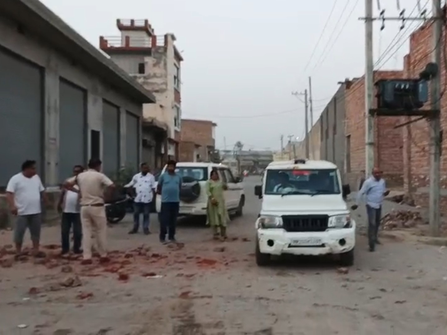 लोगों से पूछताछ करते पुलिस कर्मचारी।