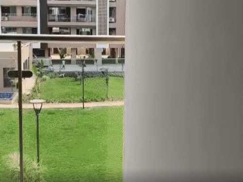 बालकनी से परिसर का नजारा।
