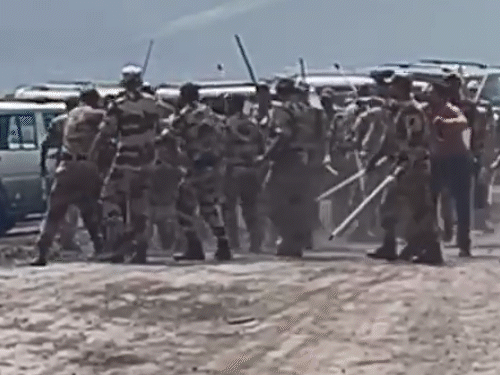 सीआईएसएफ की टीम प्रदर्शनकारियों पर लाठीचार्ज करते दिखे।