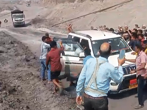 बड़ी संख्या में ग्रामीण कोयला खदान पहुंचे थे।