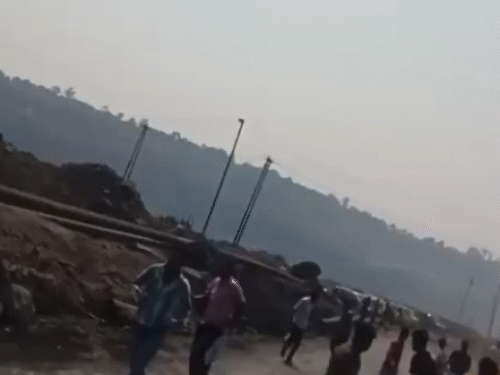 लाठीजार्च से बचने के लिए प्रदर्शनकारी भागे।