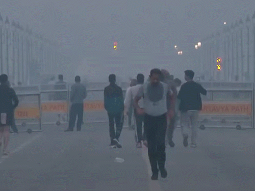 दिल्ली के ज्यादातर इलाकों में गुरुवार को प्रदूषण का स्तर 300 पार रहा।