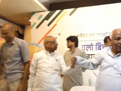 प्रेस कॉन्फ्रेंस में आरजेडी, कांग्रेस, VIP समेत 7 दलों के 14 नेता शामिल हुए।