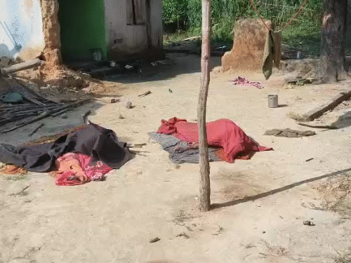 सुबह घर के आंगन में पति-पत्नी की लाश देखी गई।