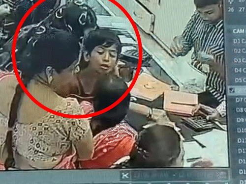धनतेरस वाले दिन शॉप में काफी भीड़ थी।