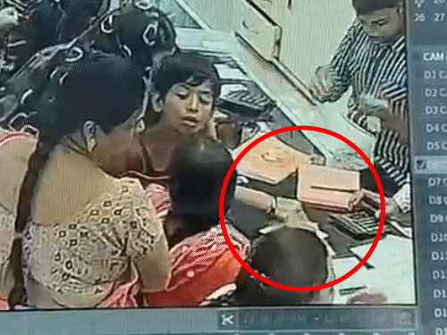महिला कुछ देर तक हार को देखती रही।