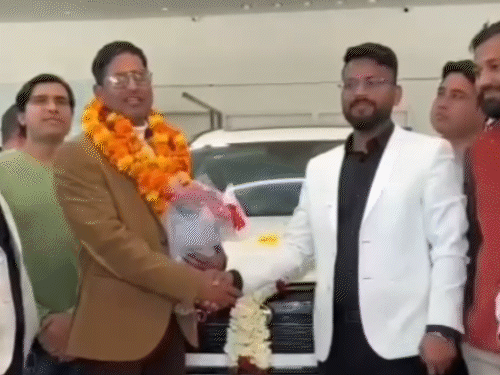 अमित गौतम ने गैस सिलेंडर डिलीवरी मैन सरफराज को फॉरच्यूनर दी थी। अमित ने और कई एजेंट को भी ऐसी गाड़ियां दी हैं।