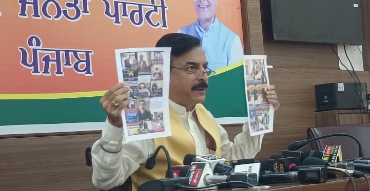 सोशल मीडिया पर डाली गई वीडियो के बारे में जानकारी देते हुए विनीत गुप्ता।