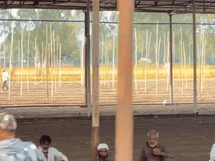 लगातार चल रहा पंडाल का काम।