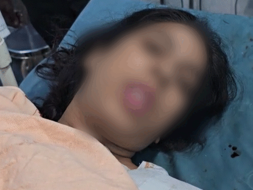 युवक और घटना की जानकारी देती अस्पताल में भर्ती युवती।