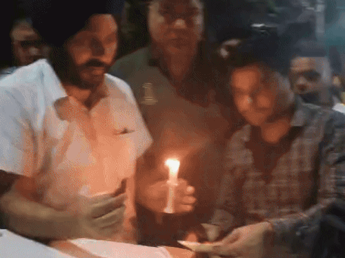 एसएचओ के खिलाफ कार्रवाई करती एसीबी की टीम।