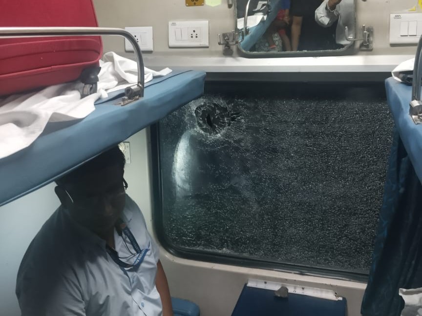 दुरंतो एक्सप्रेस पर पथराव, एक यात्री घायल:  मनोहरपुर स्टेशन के पास हुई घटना, खिड़की पर पत्थर लगने से शीशा हुआ चकनाचूर – Chaibasa (West Singhbhum) News