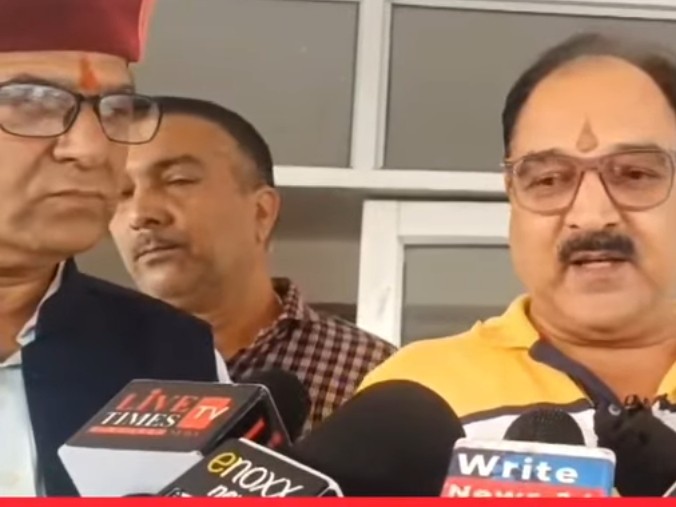 ज्ञापन सौंपने के बाद मीडिया से बात करते संचालक