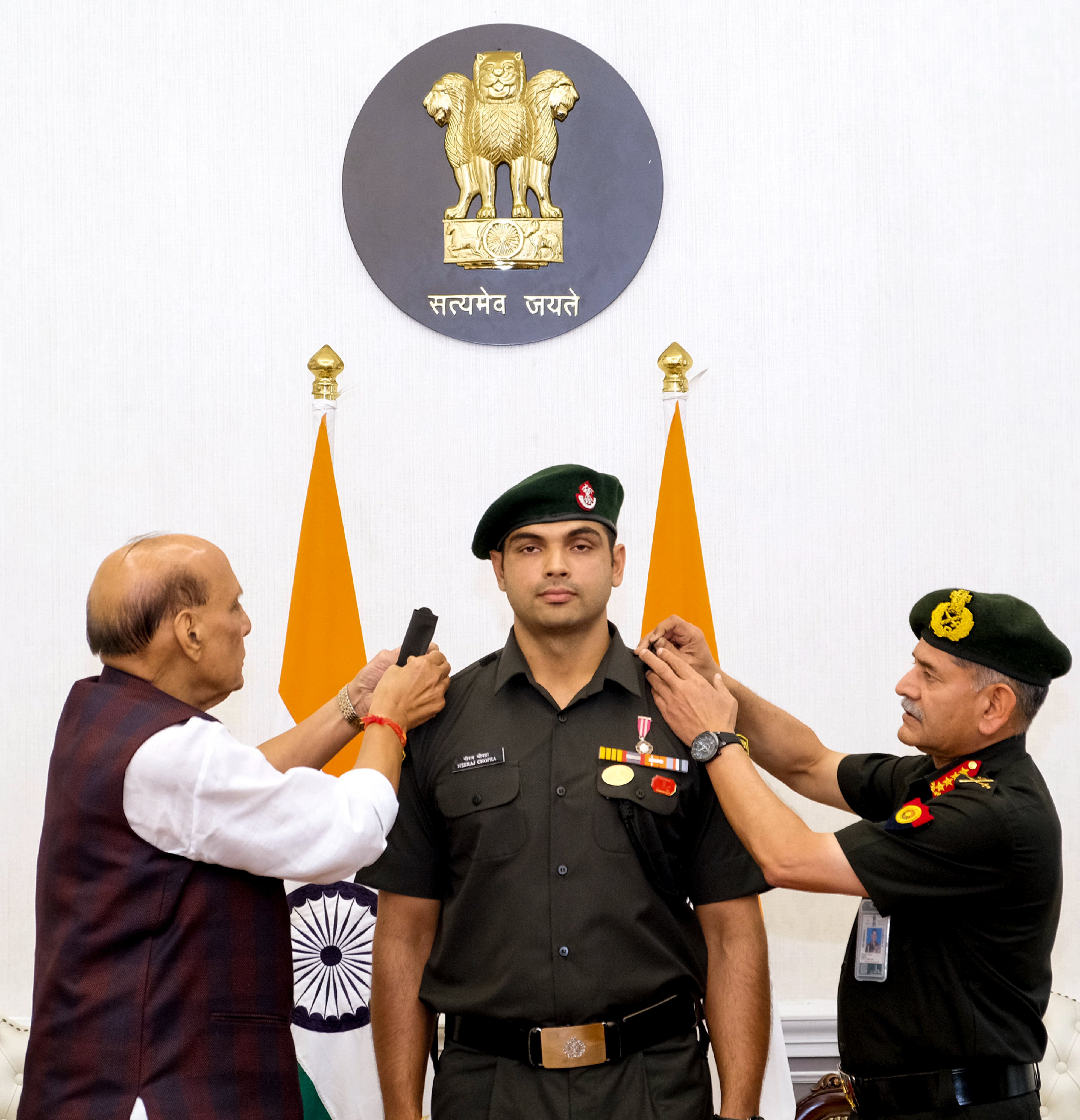 अलंकरण समारोह में रक्षा मंत्री राजनाथ सिंह और थल सेना प्रमुख जनरल उपेंद्र द्विवेदी ने उन्हें उपाधि दी।