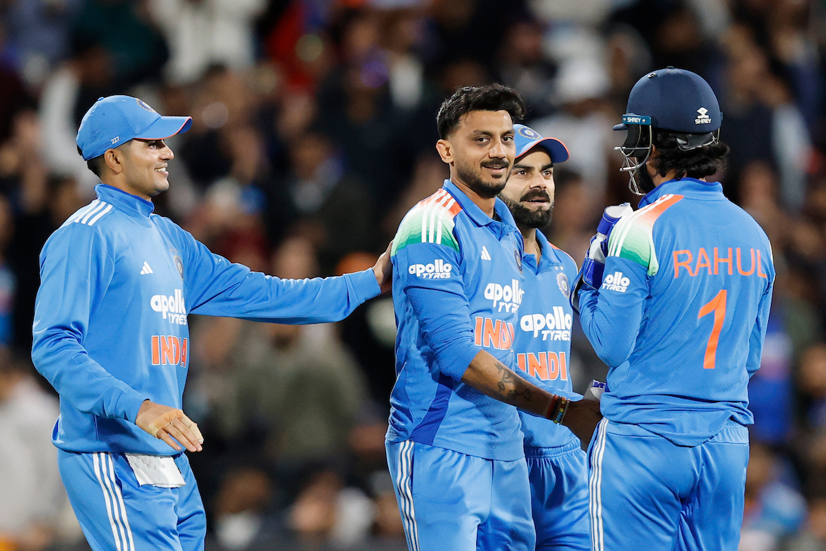 रेनशॉ का विकेट सेलिब्रेट करते अक्षर पटेल, गिल, कोहली और राहुल।