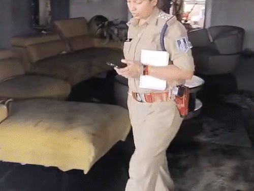 पूरा पेंटहाउस आग की चपेट में आ गया। दीवारें काली पड़ गई हैं।