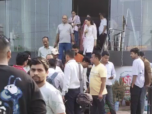 हादसे की जानकारी मिलने के बाद सुबह शोरूम के सामने भीड़ जमा हो गई।