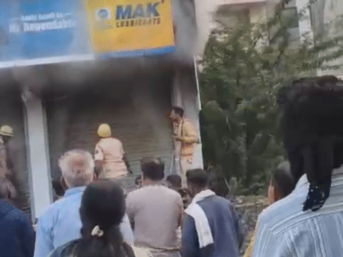 इस दौरान जेसीबी के जरिए दुकान के शटर को तोड़कर खोला गया।